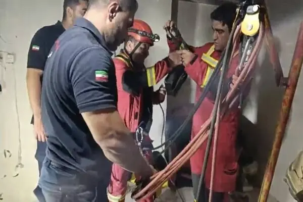 جزئیات سقوط پدر و پسر از ارتفاع ۸ متری ساختمان در حال ساخت در کاشان