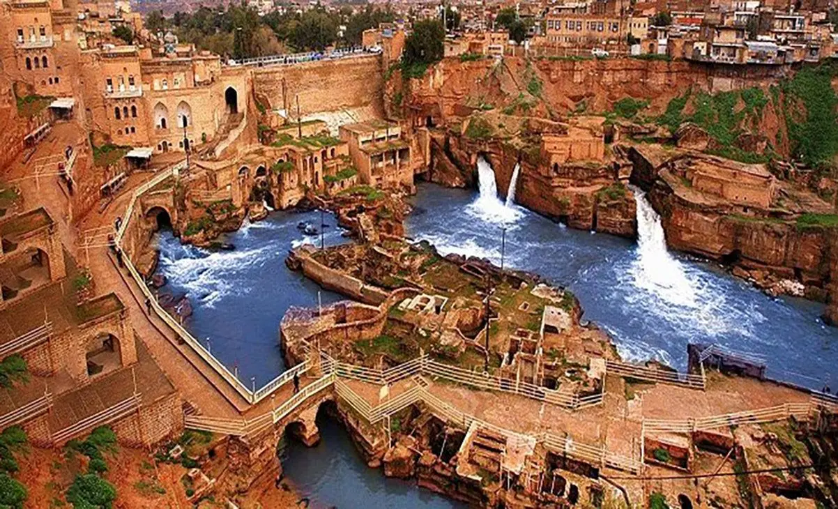 مرگ تلخ پسر ۸ ساله در شوشتر / بلعیده شدن این پسر در سازه های غول پیکر آبی شوشتر 