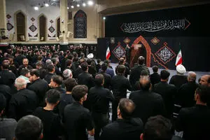 عکس های جالب از حضور مقامات دولت رئیسی و روحانی در مراسم عزاداری بیت رهبری/ این ۳ فرد معروف هم بودند