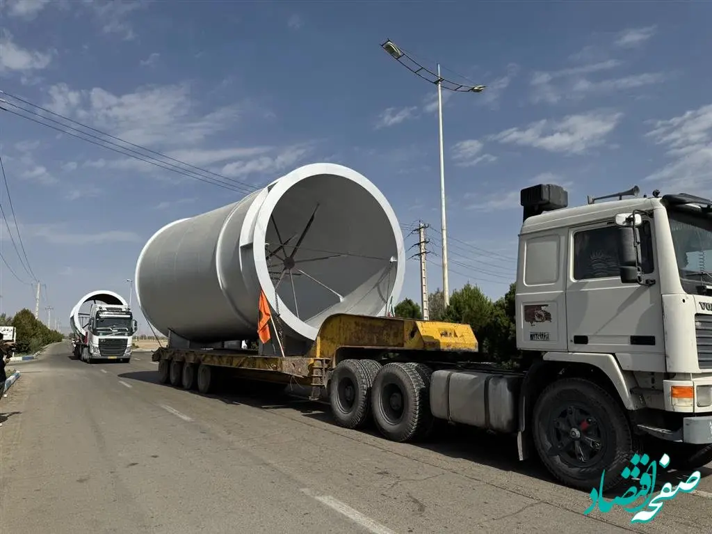 آغاز نصب نخستین تجهیزات عظیم کارخانه آهن اسفنجی بافق/بزرگترین پارت دودکش اجکتور در حال نصب است