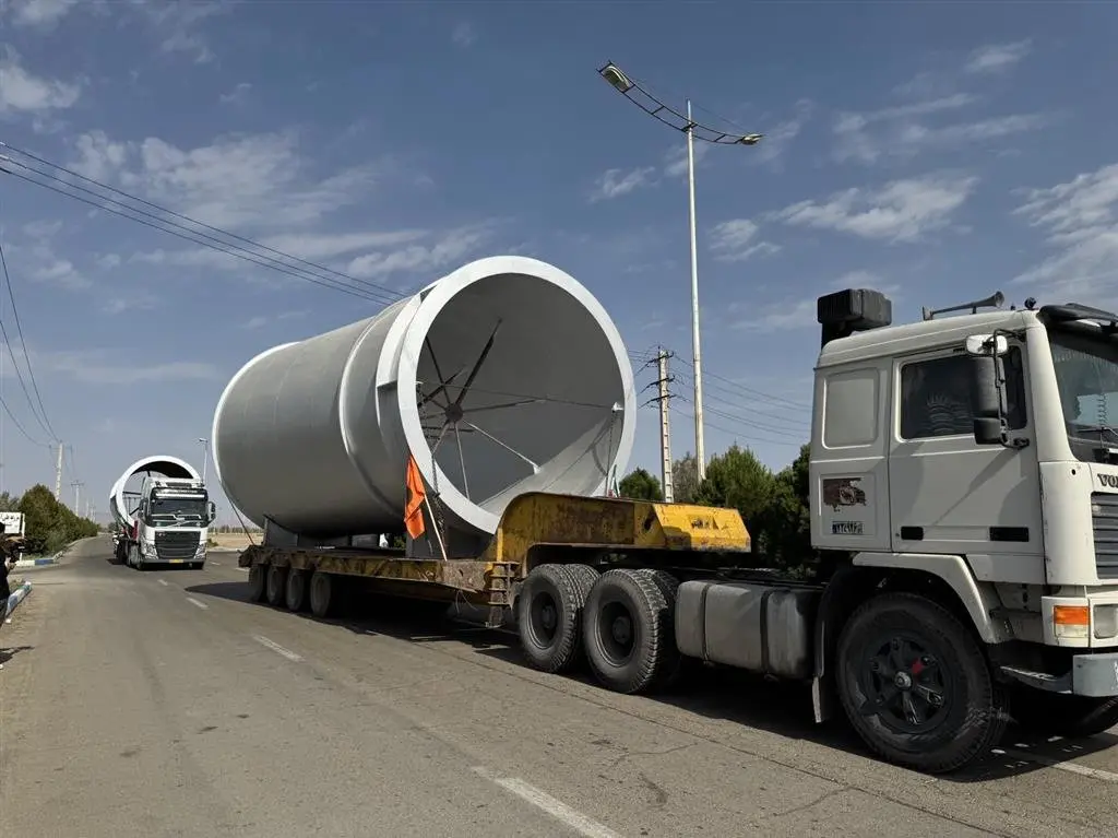 آغاز نصب نخستین تجهیزات عظیم کارخانه آهن اسفنجی بافق/بزرگترین پارت دودکش اجکتور در حال نصب است