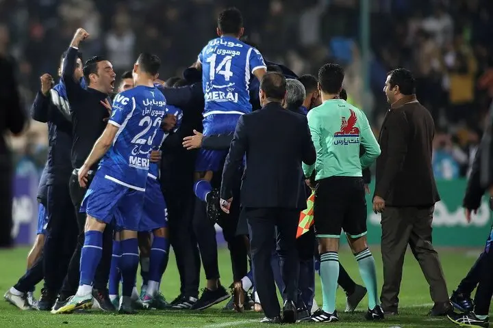 لحظه به لحظه با پنالتی پر حاشیه دربی ؛ حق با پرسپولیس است یا استقلال ؟