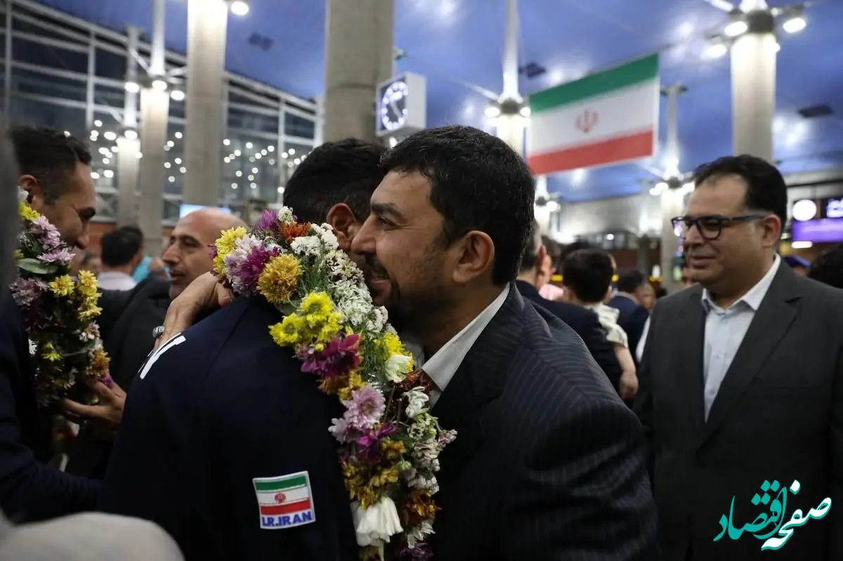 استقبال مدیرعامل شرکت ملی مس از قهرمان مسابقات پارالمپیک پاریس در فرودگاه امام خمینی(ره)