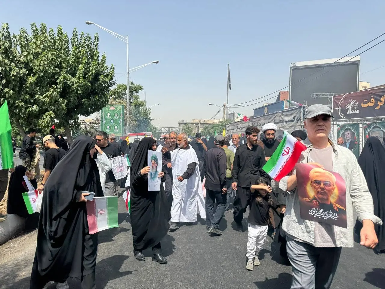 واکنش جالب خبرگزاری فرانسه به مراسم تشییع پیکر شهدای اقتدار/ کفن پوشان به میدان آمدند/ تصاویر سردار سلیمانی در دستان مردم؛ فراموشت نمی‌کنیم ژنرال!