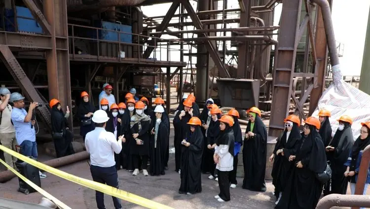 بازدید جمعی از دانشگاهیان هرمزگان از شرکت صبا فولاد خلیج فارس در قالب دوره روایت پیشرفت "صمت انقلاب"