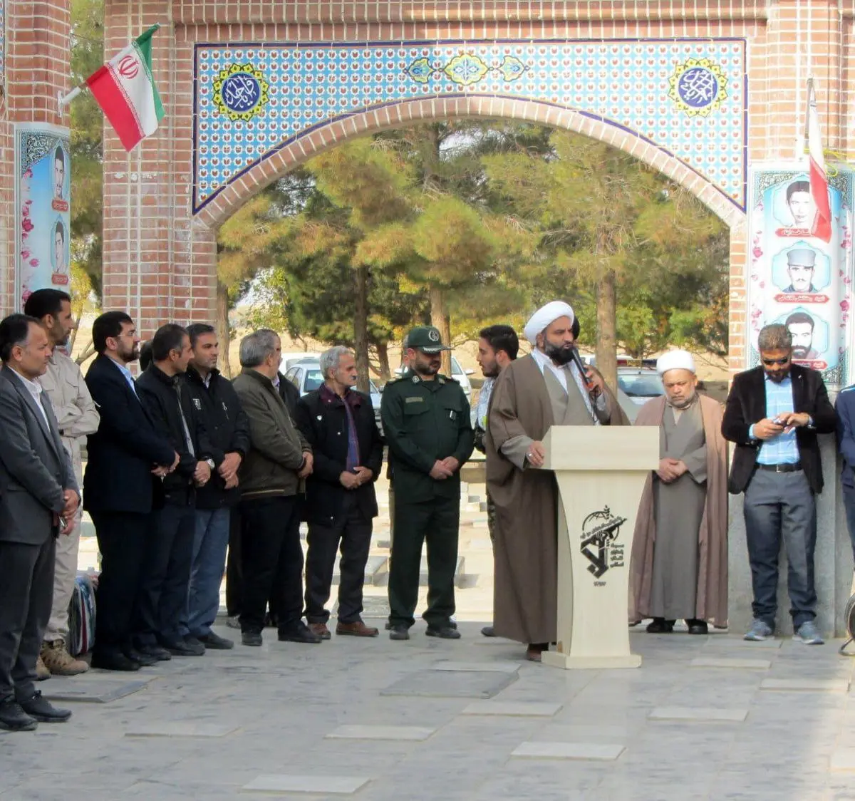 حضور رئیس هیئت مدیره و سرپرست شرکت آلومینای ایران در مراسم غبار روبی گلزار شهدا به مناسبت گرامیداشت هفته بسیج