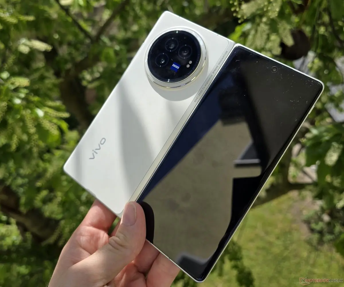  ویوو X Fold 5 معرفی شد؛ سبک‌ترین گوشی تاشو دنیا با باتری غول‌پیکر و اتصال به اپل واچ!