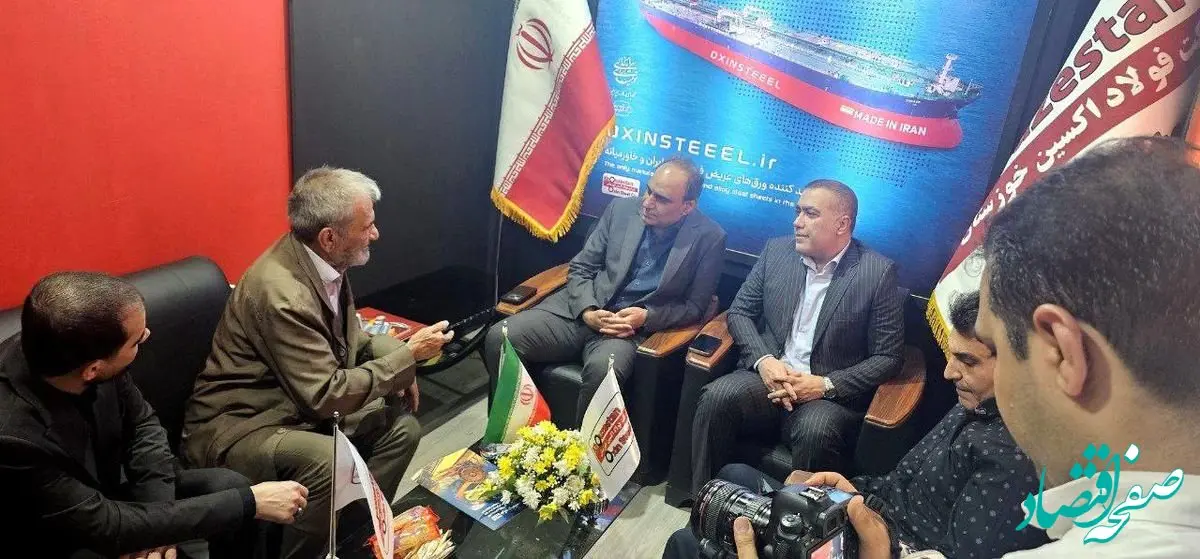 گفتگوی صمیمانه مدیرعامل شرکت فولاد اکسین با دو تن از پیشکسوتان رسانه در نمایشگاه هفته دولت