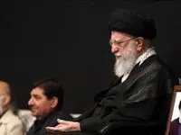 تصویری از گریه های رهبر انقلاب در شب تاسوعای حسینی /سردار قاآنی در کنار عکس این دو شهید