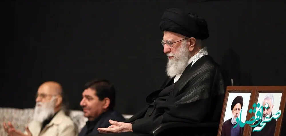 تصویری از گریه های رهبر انقلاب در شب تاسوعای حسینی /سردار قاآنی در کنار عکس این دو شهید