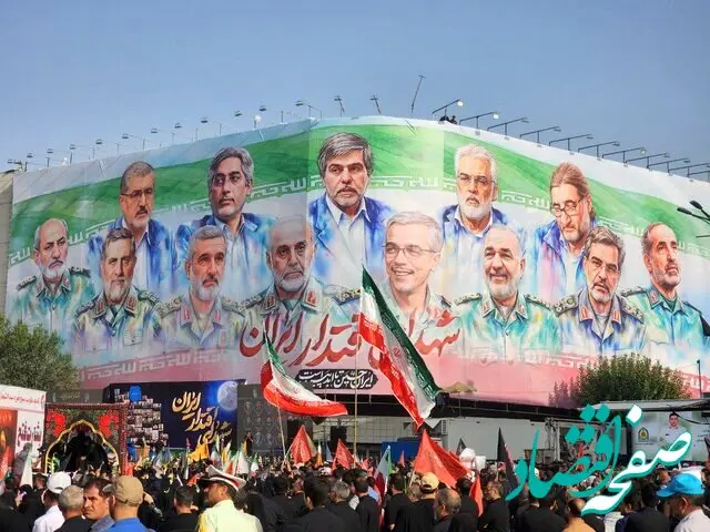 تصویر خاص و عجیب از حضور علی شمخانی در در مراسم تشییع شهدای اقتدار