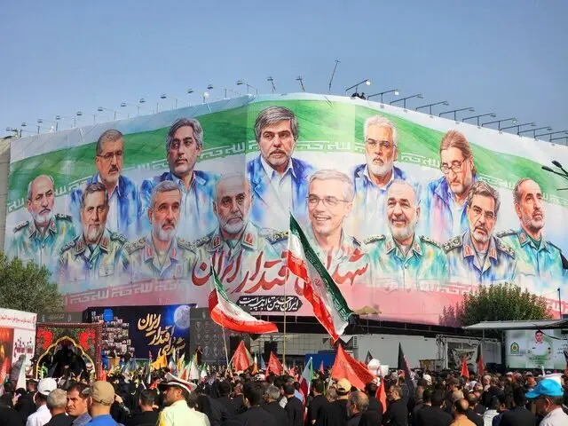 تصویر خاص و عجیب از حضور علی شمخانی در در مراسم تشییع شهدای اقتدار