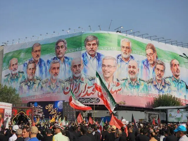 تصویر خاص و عجیب از حضور علی شمخانی در در مراسم تشییع شهدای اقتدار