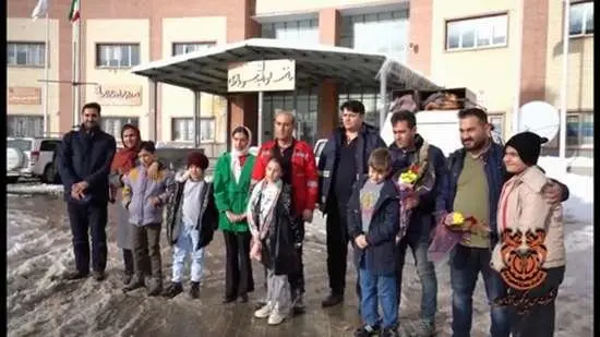 حضور جمعی از فرزندان در محل کار همکاران جهت تبریک روز پدر