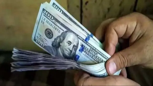کاهش قیمت دلار به 110 هزار تومان؛ آیا بازار به ثبات می‌رسد؟