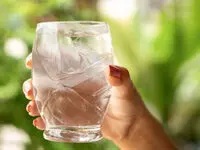 نوشیدن آب یخ چه تأثیری بر بدن دارد؟