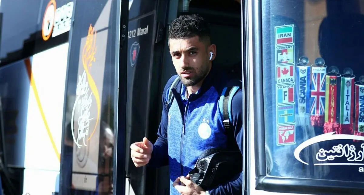 عکس | حمله تند بازیکن استقلال به پیرمرد جنجالی سپاهان 