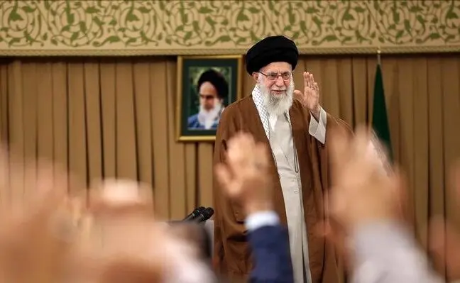 فیلم | واکنش جالب رهبر انقلاب به درخواست انگشتر از سوی یکی از کارگران