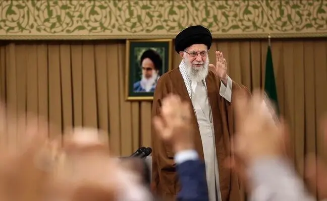 فیلم | واکنش جالب رهبر انقلاب به درخواست انگشتر از سوی یکی از کارگران