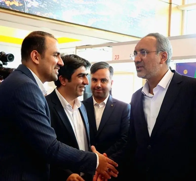 بازدید رئیسکل بیمه مرکزی جمهوری اسلامی از غرفه بیمه دی در همایش "بیمه و توسعه"