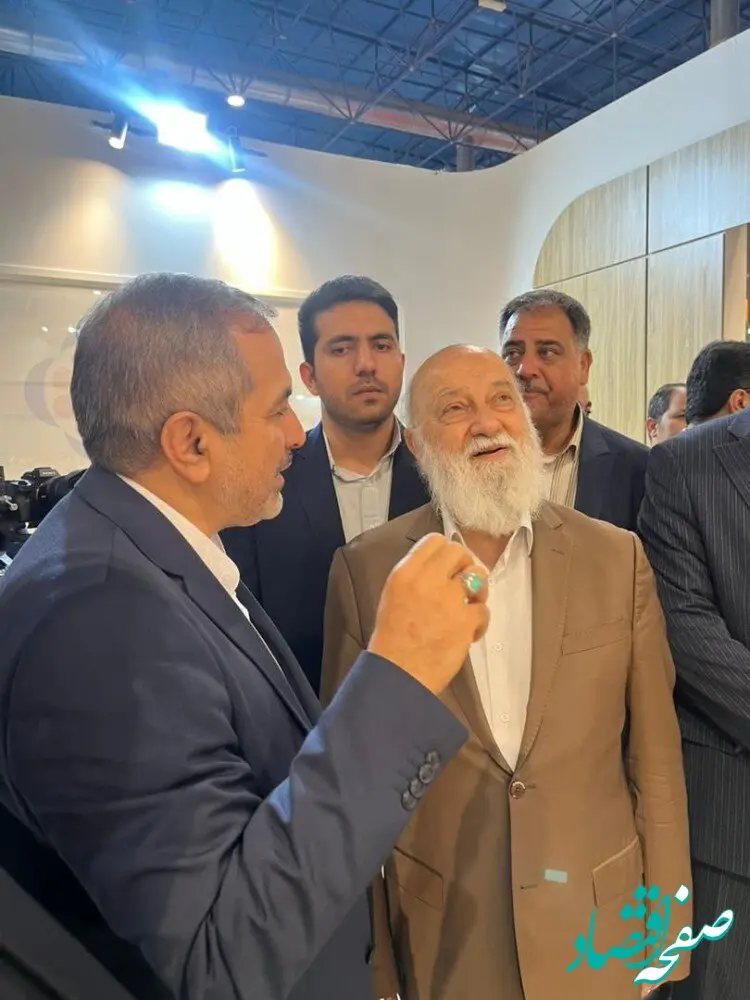  بازدید دکتر مهدی چمران، رئیس شورای اسلامی شهر تهران، از غرفه موسسه اعتباری ملل، در نمایشگاه بین‌المللی مشهد