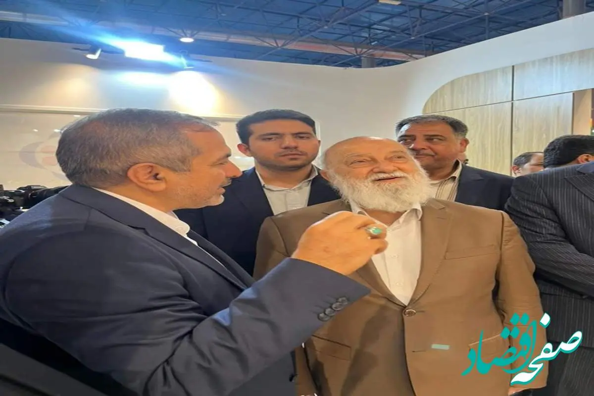 بازدید دکتر مهدی چمران، رئیس شورای اسلامی شهر تهران، از غرفه موسسه اعتباری ملل، در نمایشگاه بینالمللی مشهد