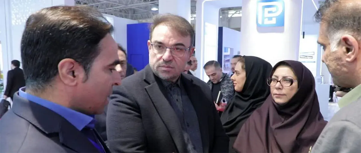 بازدید معاون وزیر صمت از غرفه پتروشیمی خوزستان در نمایشگاه رنگ و رزین