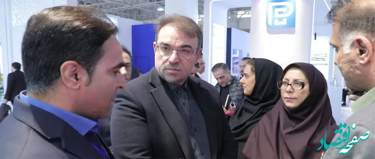 بازدید معاون وزیر صمت از غرفه پتروشیمی خوزستان در نمایشگاه رنگ و رزین