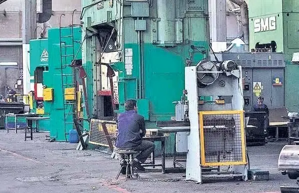 دولت برای همسان سازی و متناسب سازی باید ارز و دلار و سوخت را گران کند؟ / بازی باخت - باخت کارگران و کارفرمایان