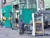 دولت برای همسان‌ سازی و متناسب‌ سازی باید ارز و دلار و سوخت را گران کند؟ / بازی باخت - باخت کارگران و کارفرمایان 