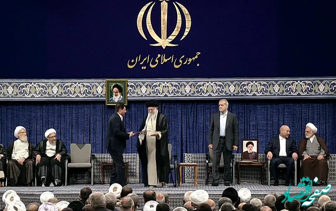 تصویری خاص از لحظه اعطای حکم مسعود پزشکیان از سوی رهبر انقلاب / این فرد حکم را حمل کرد
