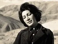 ژست جالب فروغ فرخزاد در منزل پدری + عکس