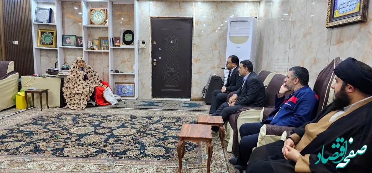 مدیرعامل فولاد اکسین با حضور در منزل شهیدان ابراهیم و اسماعیل،فرجوانی با خانواده ایشان دیدار و گفتگو کرد