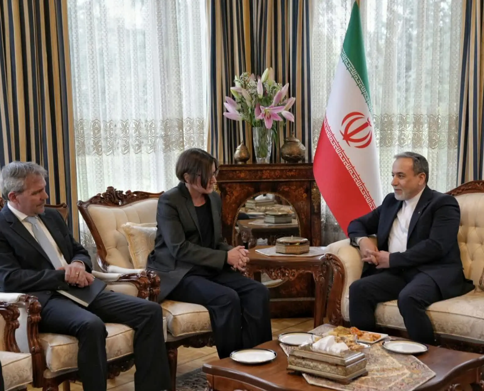 چه سخنانی در نشست عراقچی و رئیس کمیته بین‌المللی صلیب سرخ مطرح شد؟ 