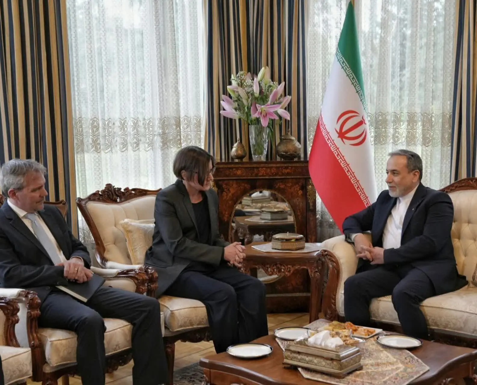 چه سخنانی در نشست عراقچی و رئیس کمیته بین‌المللی صلیب سرخ مطرح شد؟ 
