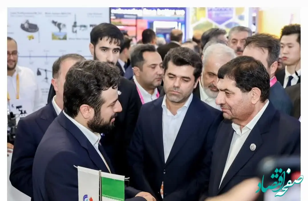 بازدید محمد مخبر معاون اول رئیس‌جمهور از غرفه پتروشیمی زاگرس در چین