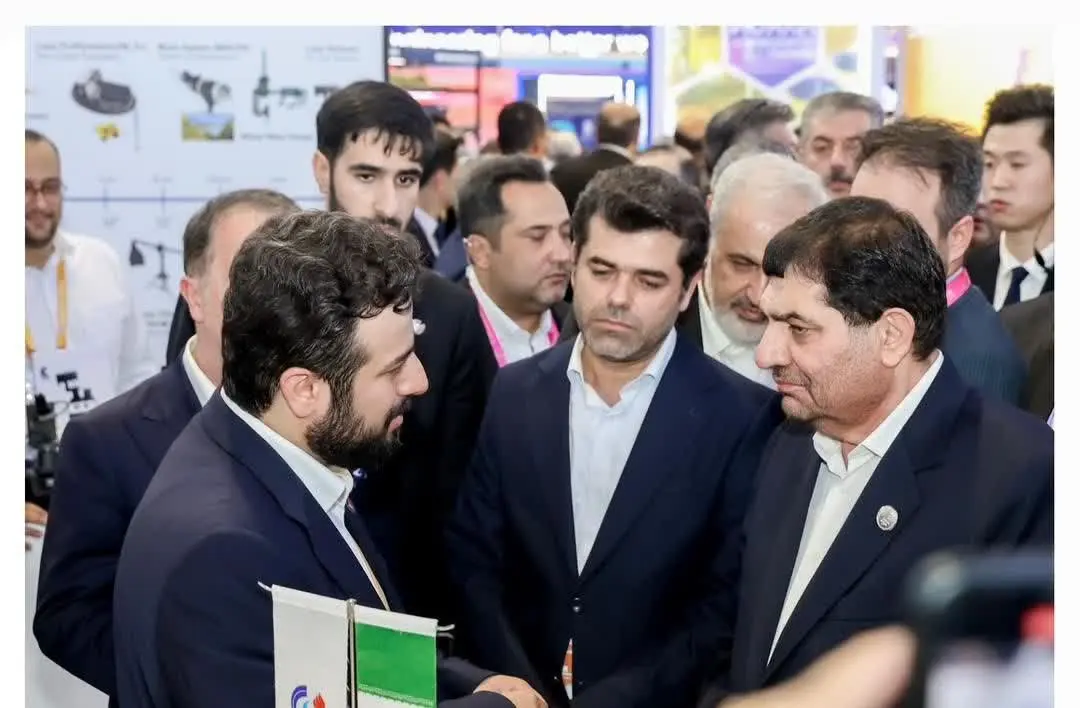 بازدید محمد مخبر معاون اول رئیسجمهور از غرفه پتروشیمی زاگرس در چین