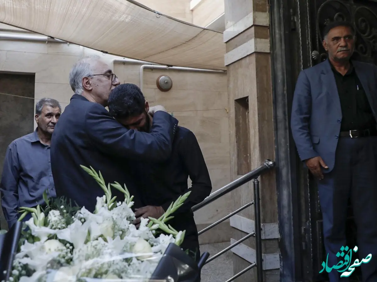 حضور دکتر سید عباس حسینی مدیرعامل بانک مسکن در منزل همکار مرحوم «حسین سبزبان» برای عرض تسلیت و ابراز همدردی با خانواده و بازماندگان محترم ایشان