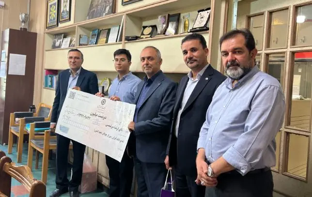 تقدیر بانک ایران‌زمین از دارنده مدال المپیاد جهانی نجوم