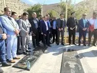 حضور محمدآقاجانلو رئیس هیات عامل ایمیدرو در گلزار مطهر شهدای چرام کهگیلویه و بویراحمد و ادای احترام به مقام شامخ شهدا