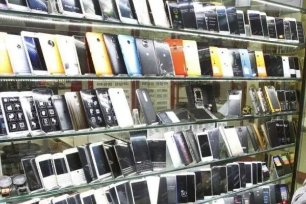 بازار موبایل در تله ارز؛ خریداران میان "خرید امروز" و "گرانی فردا"