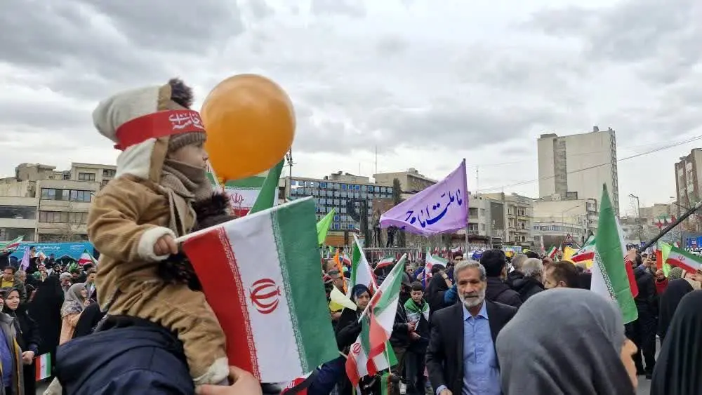 شعار مرگ بر آمریکا این کودک در راهپیمایی ۲۲ بهمن غوغا به پا کرد + ویدئو