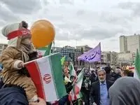 شعار مرگ بر آمریکا این کودک در راهپیمایی ۲۲ بهمن غوغا به پا کرد + ویدئو