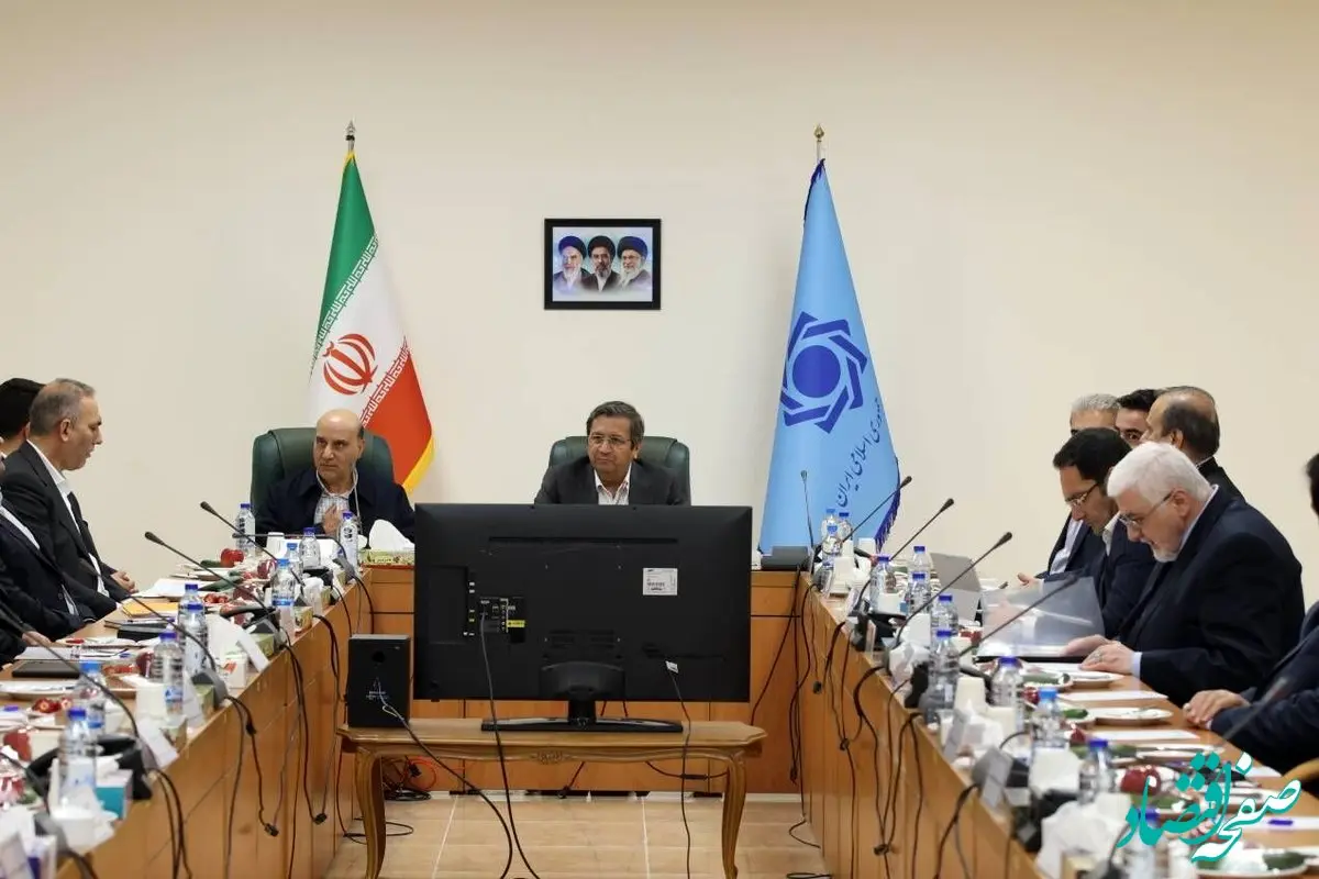 تاکیید همتی بر تلاش شبکه بانکی برای پیش برد سیاست‌ها 