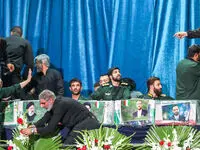 تصویری از وداع جانسوز رهبر انقلاب با پیکر رئیس جمهور و شهدای سانحه بالگرد