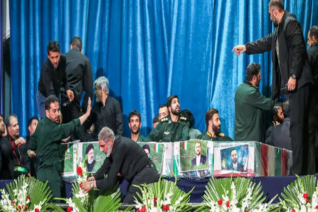 تصویری از وداع جانسوز رهبر انقلاب با پیکر رئیس جمهور و شهدای سانحه بالگرد