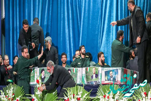 تصویری از وداع جانسوز رهبر انقلاب با پیکر رئیس جمهور و شهدای سانحه بالگرد