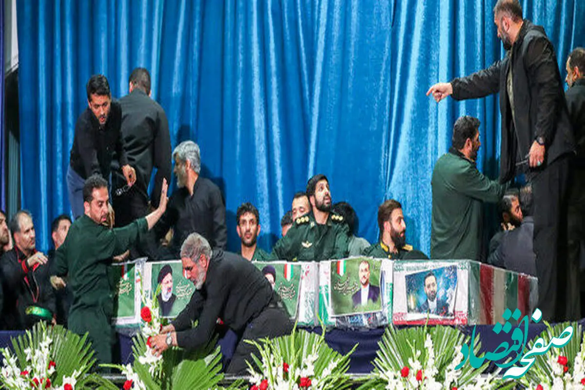 تصویری از وداع جانسوز رهبر انقلاب با پیکر رئیس جمهور و شهدای سانحه بالگرد