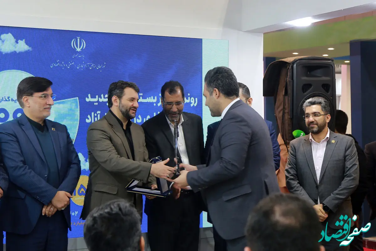 تجلیل دبیر شورای‌عالی مناطق آزاد کشور از سرمایه گذار و صادرکننده برتر اروند