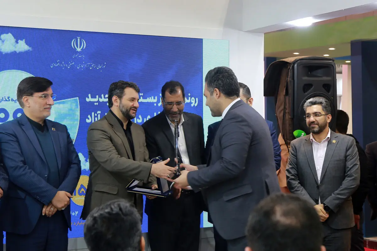 تجلیل دبیر شورایعالی مناطق آزاد کشور از سرمایه گذار و صادرکننده برتر اروند